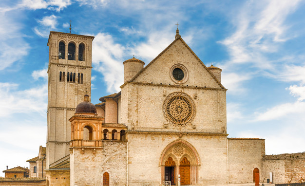 fachada-da-basilica-de-sao-francisco-de-assis-italia_71337-32